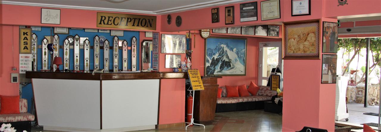 Kasgar Court Hotel Agia Varvara Ngoại thất bức ảnh